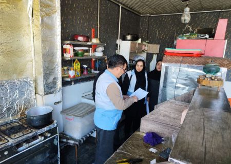 “پلمپ ۵ مرکز تهیه و توزیع مواد غذایی از اماکن عمومی شهر بدلیل عدم رعایت موازین بهداشتی محل”