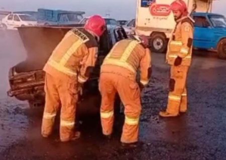 آتش گرفتن خودروی سواری در سانحه رانندگی در میاندوآب