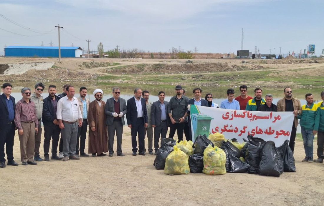 پاكسازی زباله‌های اطراف پل تاریخی تاتائوی مياندوآب توسط دوستداران محيط زيست