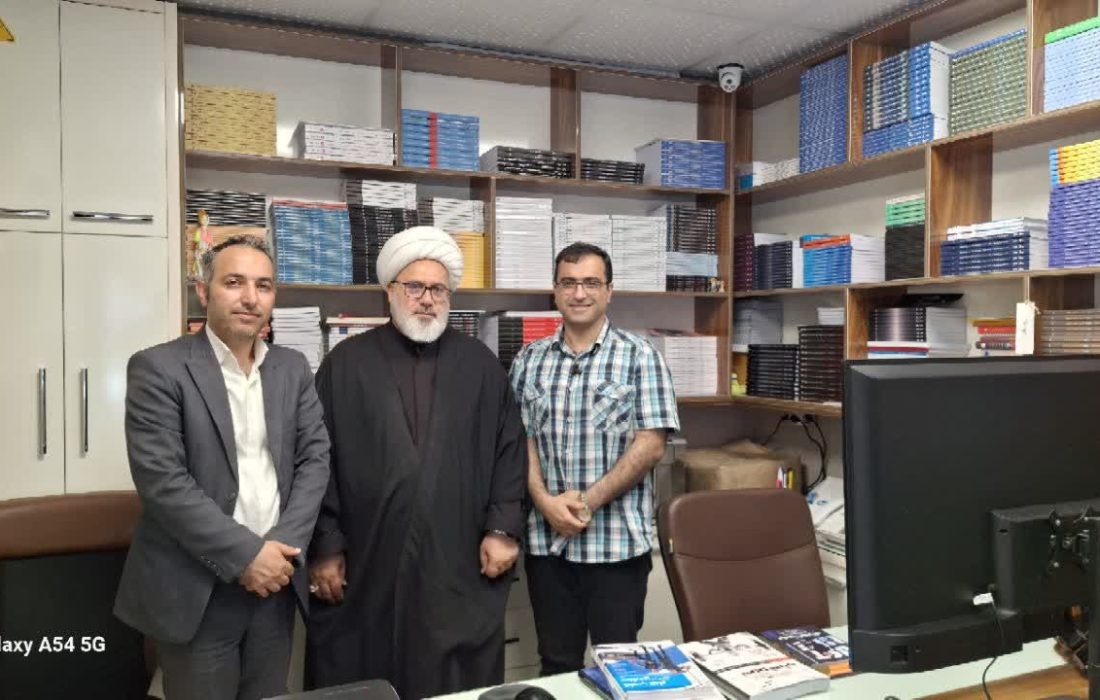 حجت الاسلام والمسلمین دکتر حمید حسن زاده امام جمعه میاندوآب و نیک مرام رئیس اداره فرهنگ و ارشاد اسلامی از انتشارات شهرستان بازدید به عمل آوردند تا در جریان روند فعالیتهای این موسسه ها که از نبضهای فرهنگی شهرستان به حساب می آیند قرار گیرند.