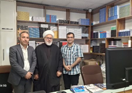 حجت الاسلام والمسلمین دکتر حمید حسن زاده امام جمعه میاندوآب و نیک مرام رئیس اداره فرهنگ و ارشاد اسلامی از انتشارات شهرستان بازدید به عمل آوردند تا در جریان روند فعالیتهای این موسسه ها که از نبض‌های فرهنگی شهرستان به حساب می آیند قرار گیرند.