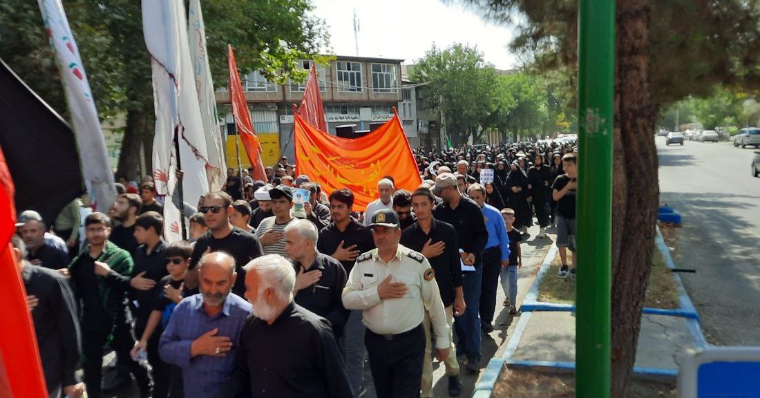 پیاده روی جاماندگان اربعین حسینی در چتر امنیتی پلیس با شعار  “انا علی العهد” در میاندوآب
